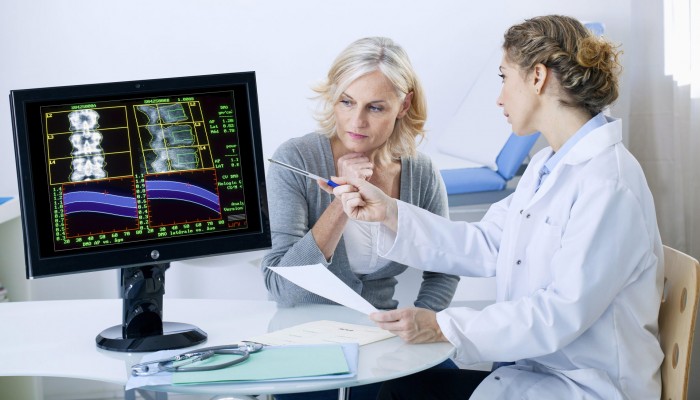 kregoslup_pacjentka_lekarka_monitor_shutterstock_181682525