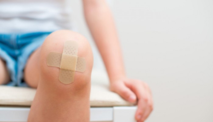 ushib-kolena-u-rebenka-740x416